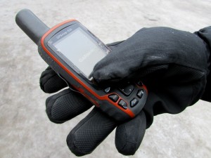 Kuva 5 - GPSMAP 62 laitteen käyttö onnistuu helposti paksutkin hanskat kädessä.