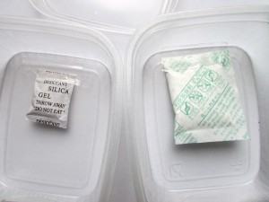 Kuva 6 - Testissä olleet silica-pussit: Vasemmalla tavallinen pikku-silica ja oikealla isompi pussi. Kolmas testattu pussi oli biodry -nimistä ainetta.
