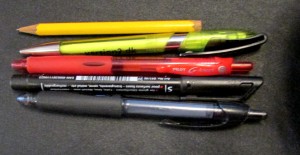 Kuva 2 - Tässä testissä käyttämämme kynät ylhäältä alas: Lyijykynä, kuulakärkikynä, mustekynä (punainen), permanent -tussi ja Ritr-kynä.