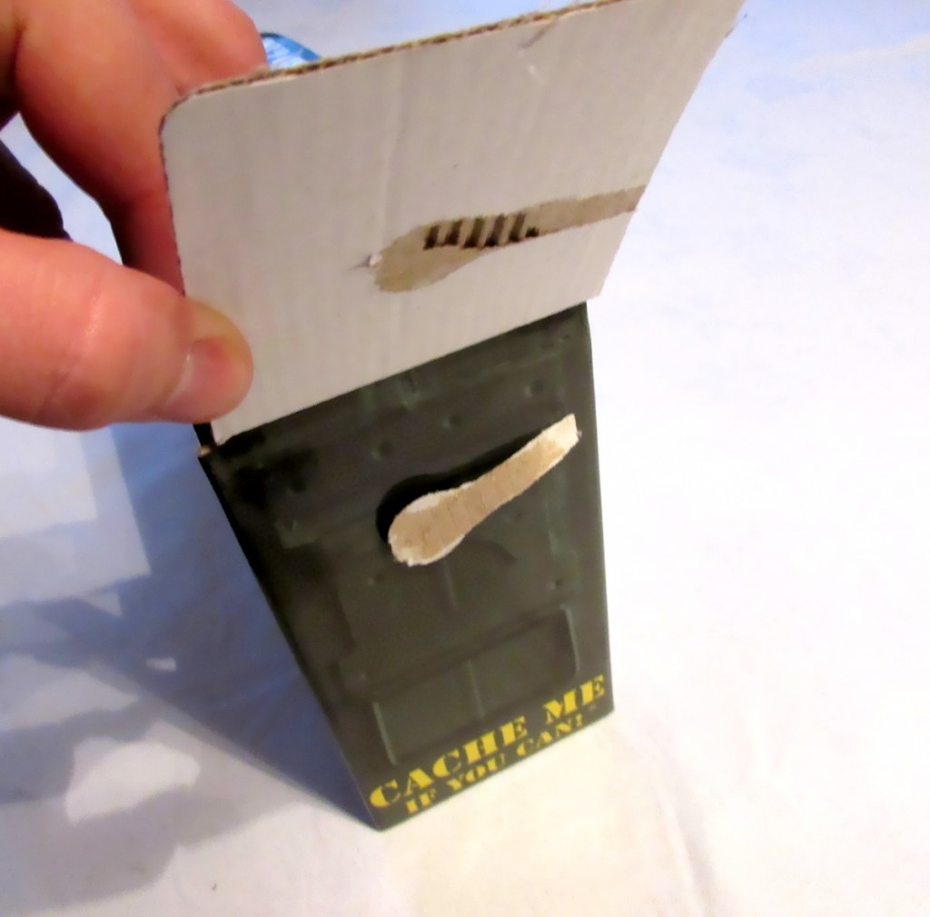 Kuva 2 - Innokas pelipaketin avaaja sai paketin heti rikki.