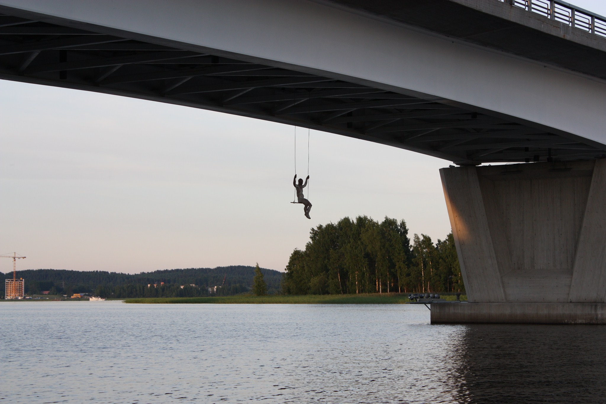 Kuva 1 - Keinuja kätkö esittelee sillalta roikkuvan patsaan. Kätkö on siis patsaan luona.
