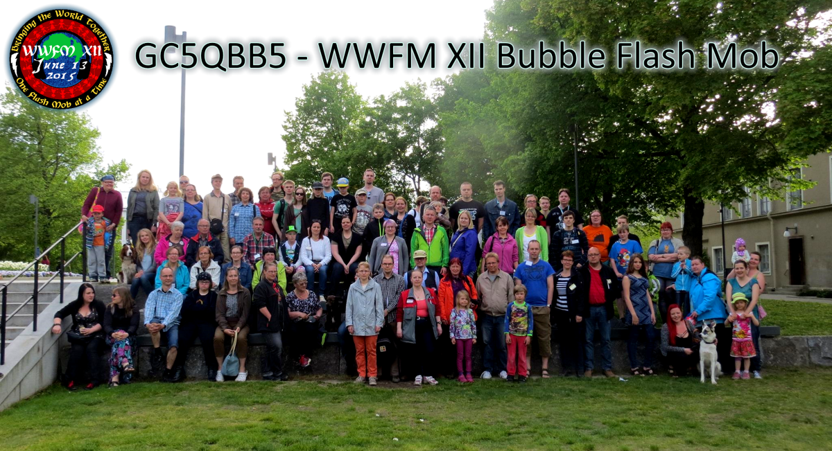 Kuva 1 - Bubble Flash Mobin osallistujat ryhmäkuvassa ennen kuplien puhaltelua.