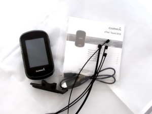 Kuva 3 - Paketin sisältö: eTrex touch 35 GPS, pyöräteline, 4 nippusidettä ja ohut ohjevihkonen.
