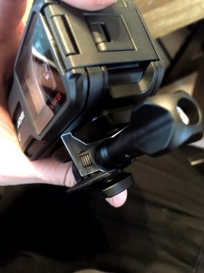 Kuva 8 - Kamera kiinnitetään jalustaan tai kiinnityskappaleisiin tukevalla ruuvilla.