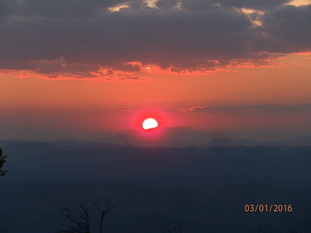 Kuva X - Kuuluisa ilta-auringon valaisema maisema Lom Sak Cliffs -kätköllä.