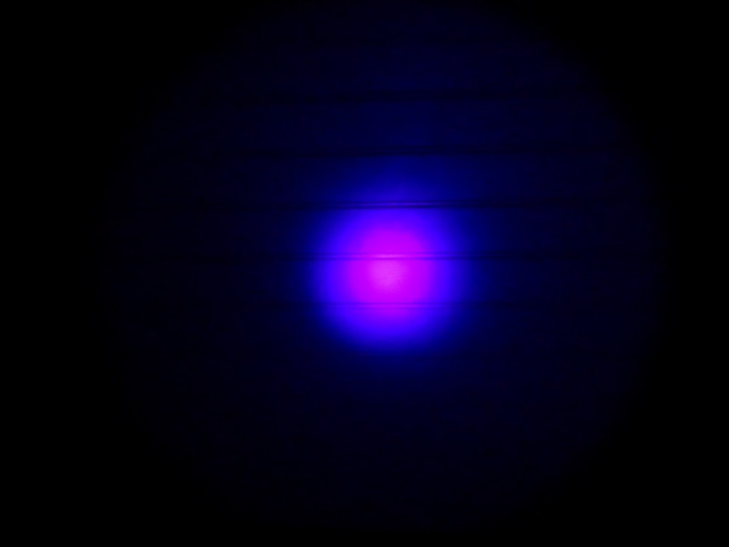 Kuva 15 - Maxellin valokeilassa on keskellä kirkaspiste ja himmeämpi reuna-alue.