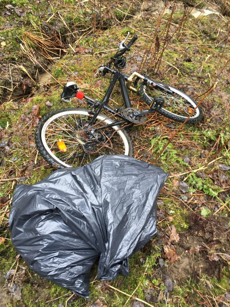 Tämän CITOn huippuhetkeni: löysin maastofillarin ja 6 täyttä Pirkka-oluttölkkiä. Kuvassa tölkit ovat jätesäkin suojassa :)