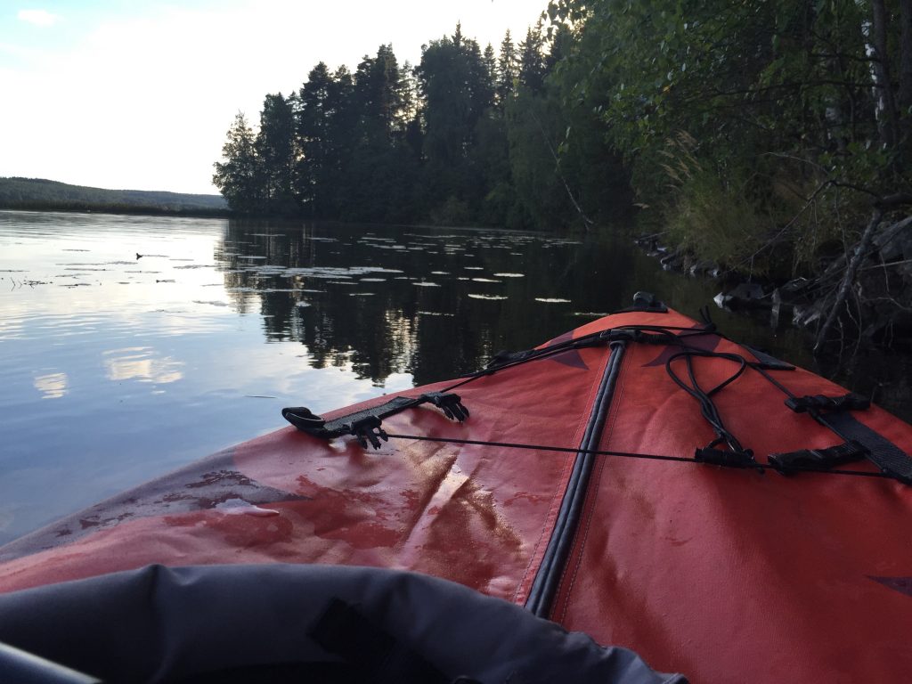Kuva 3 - Kajakin lipuessa järvellä rauhallisesti tuntee olevansa lähellä luontoa.